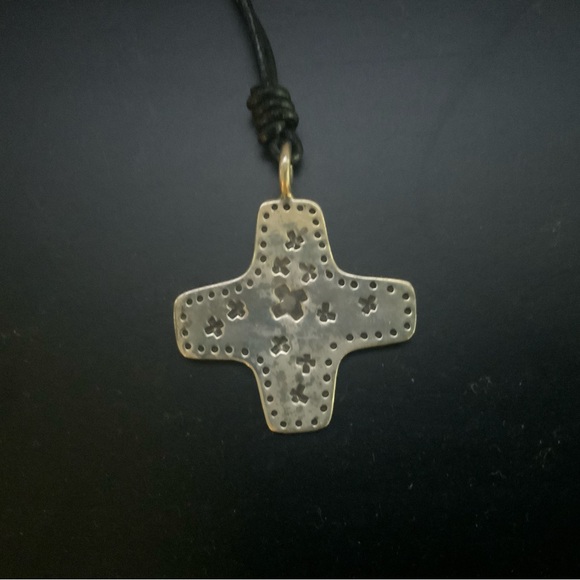 Silver cross on leather - Picture 2 of 2